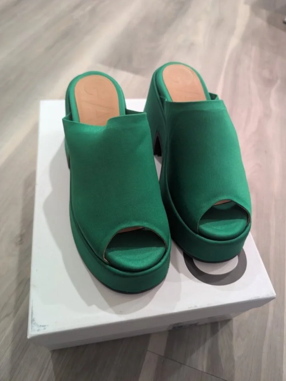 GANNI | Retro Satin Platform Wedge Mule In Kelly Green EU37